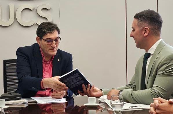 El rector de UNCAUS presento su libro en Caxias do Sul en el marco de jornadas académicas con la UTN y la UCS